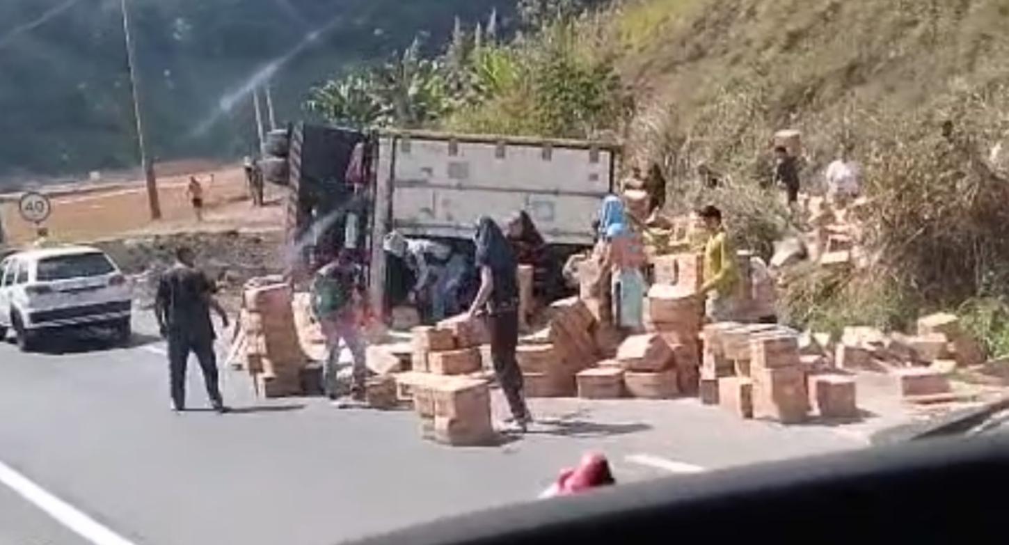 Carreta com alimentos refrigerados tomba na Régis Bittencourt, em Miracatu