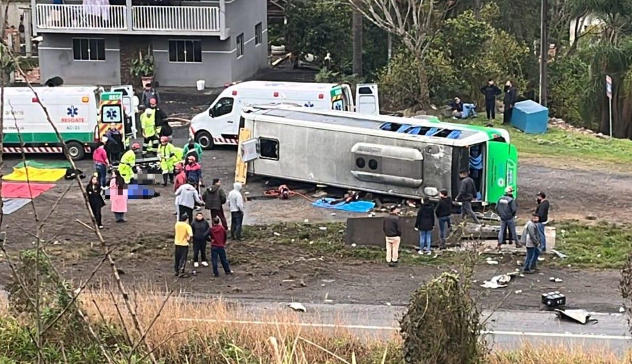 Colisão entre ônibus e carretas é registrado em trecho sul da BR-116, em Campina Grande do Sul