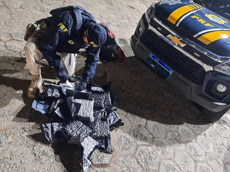 PRF apreende mais de 12 kg de skunk na Rodovia Fernão Dias, em Vargem (SP)