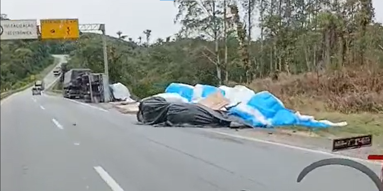 Semirreboque de carreta tomba na Rodovia Régis Bittencourt e interdita faixas na RMC