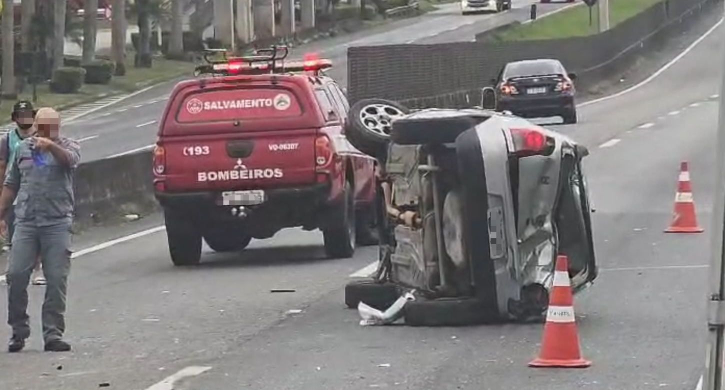 Acidente com dois automóveis provoca o tombamento de um deles, em rodovia de Pariquera-Açu/SP