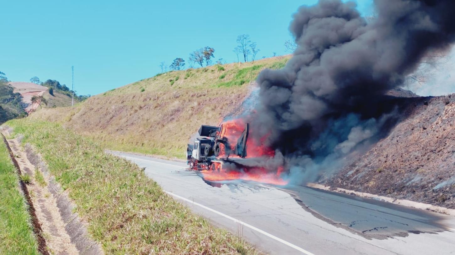 Caminhão guincho com trator pega fogo na Rodovia Dom Pedro I, em Nazaré Paulista/SP