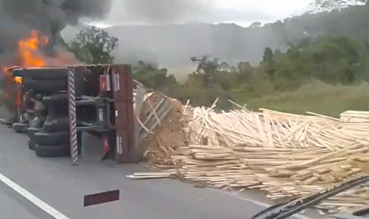 Caminhão tomba e pega fogo na Régis Bittencourt, em Barra do Turvo/SP