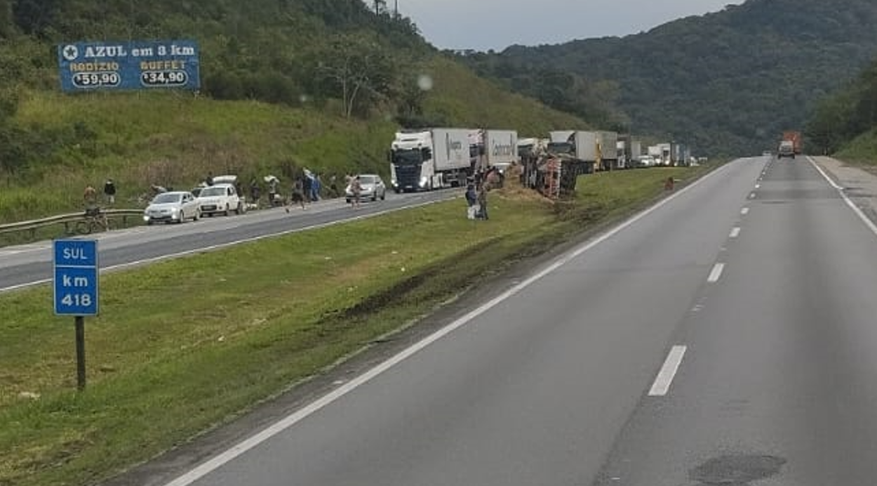 Carreta tomba e tem carga saqueada por indivíduos na Régis Bittencourt