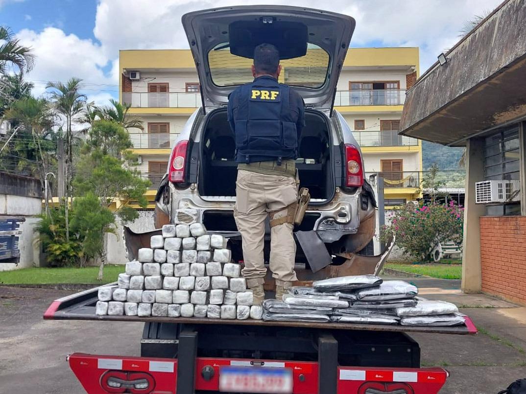 Dois homens são presos com 57 kg de drogas na Rodovia Régis Bittencourt