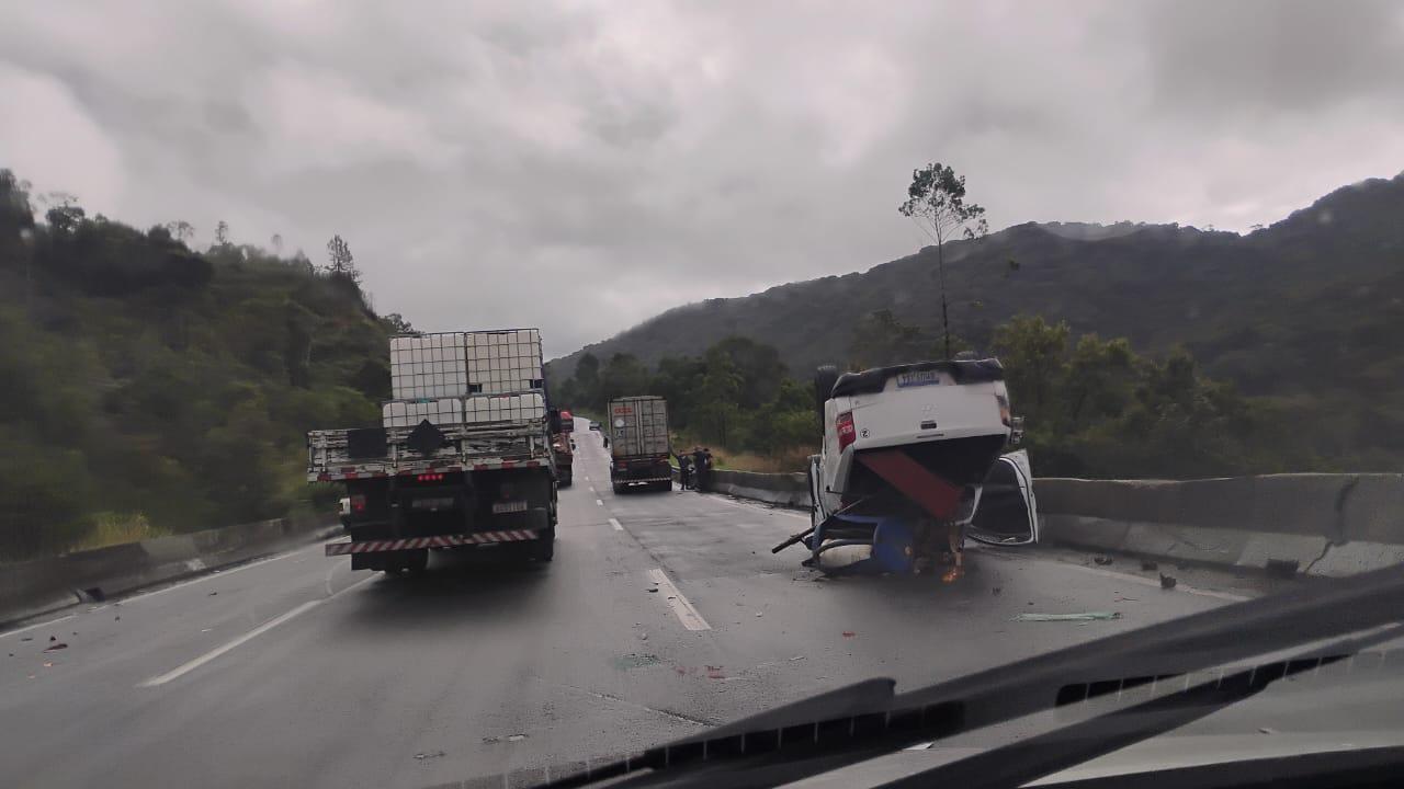 Engavetamento com cinco veículos deixa interdição em rodovia de Barra do Turvo/SP