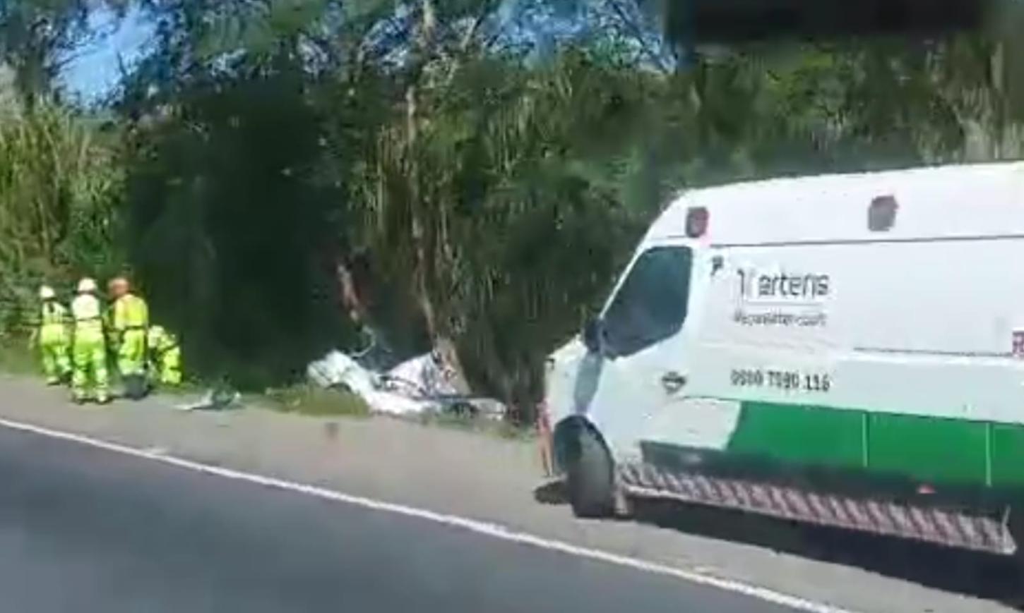 Motorista fica ferido após carro sair da pista e atingir árvore na Régis Bittencourt