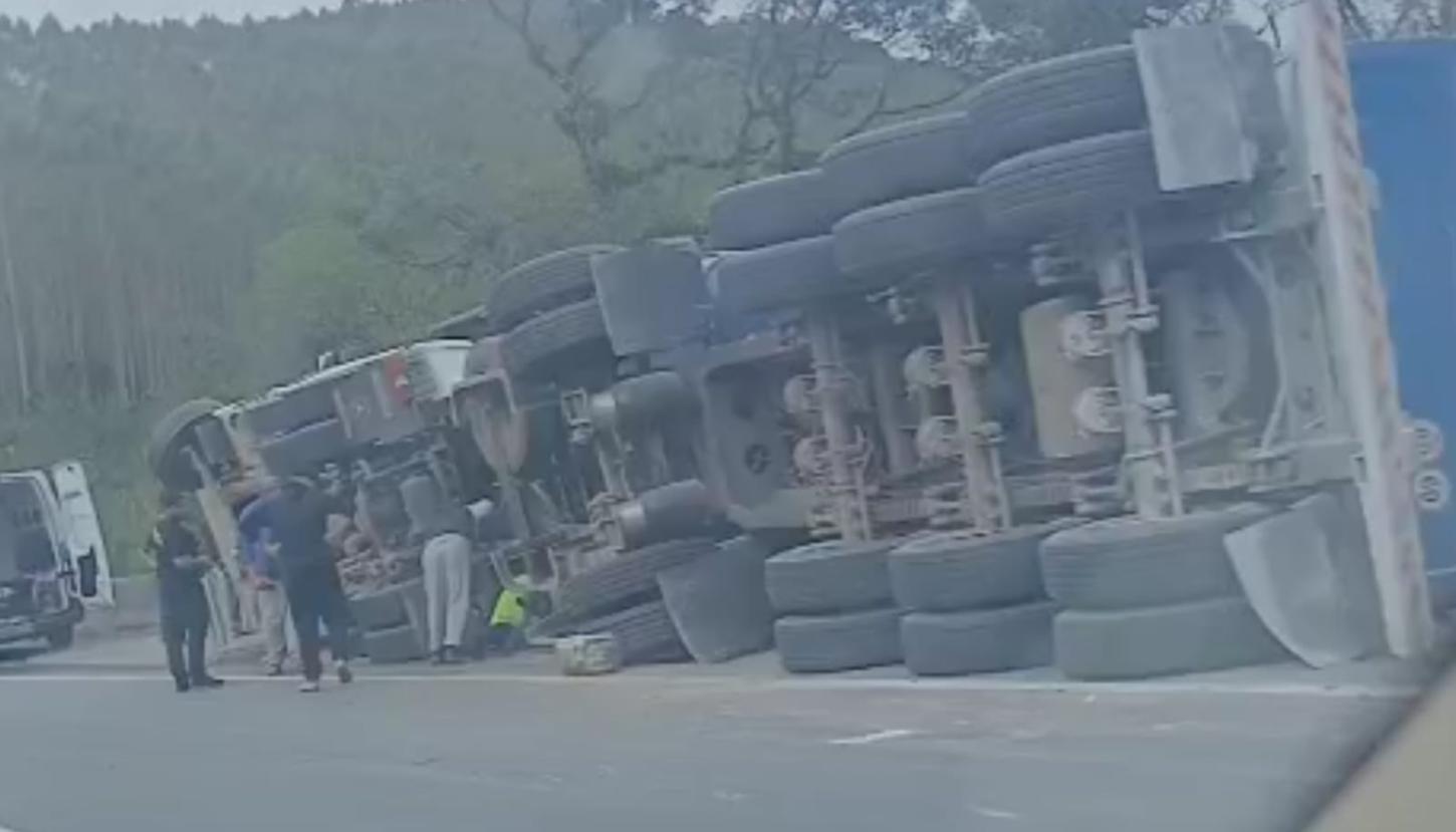 Motorista morre após tombamento de carreta na Régis Bittencourt, em CGS