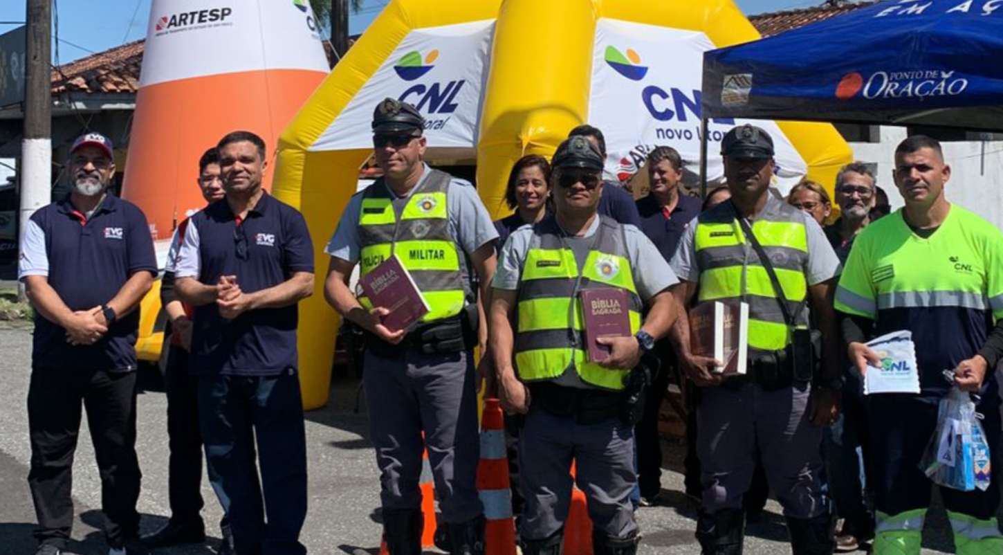 Polícia rodoviária realiza ação de conscientização com demais instituições na SP-055, em Itanhaém/SP