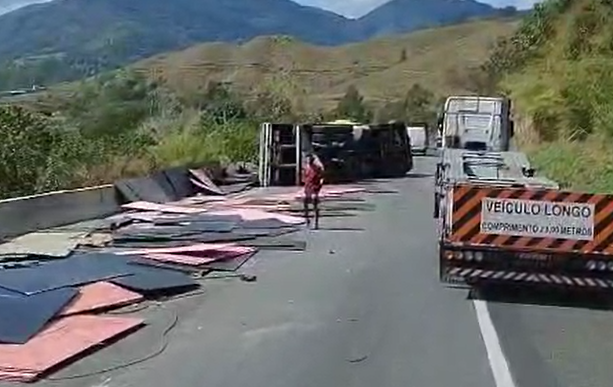Tombamento de carreta causa derramamento de carga e interdição na BR-116, em Cajati/SP