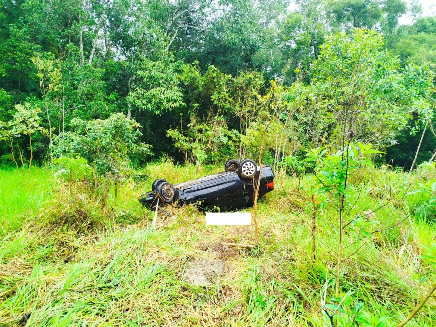 Automóvel capota em trecho da Rodovia Ivo Zanella, em Iguape/SP