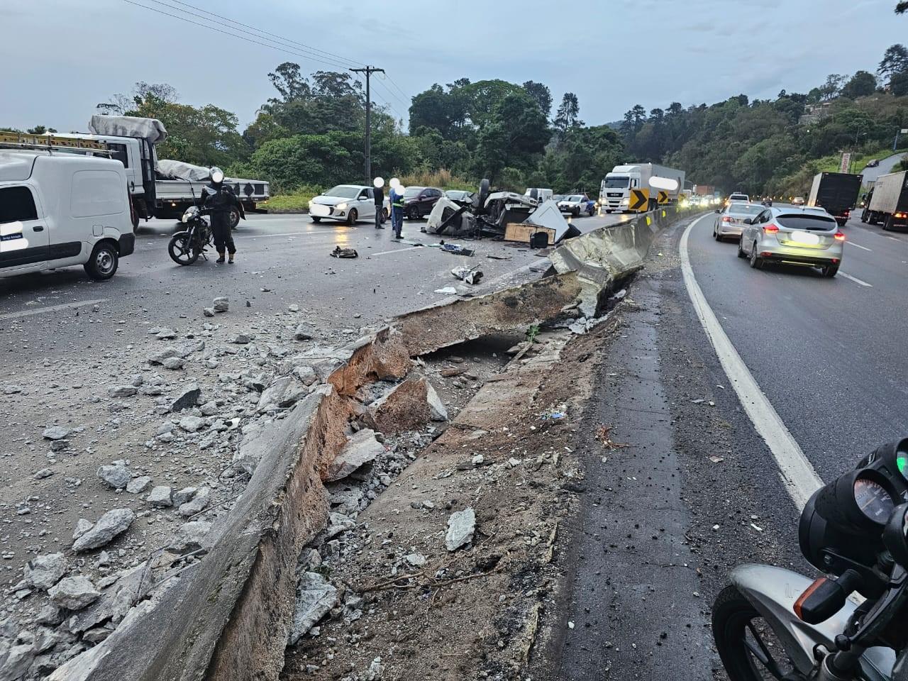 Carreta fica destruída após acidente na Fernão Dias, em Mairiporã/SP