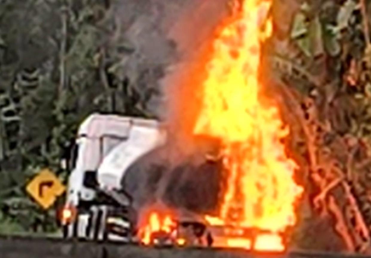 Carreta em chamas interdita pista da Régis Bittencourt, em Miracatu (SP)