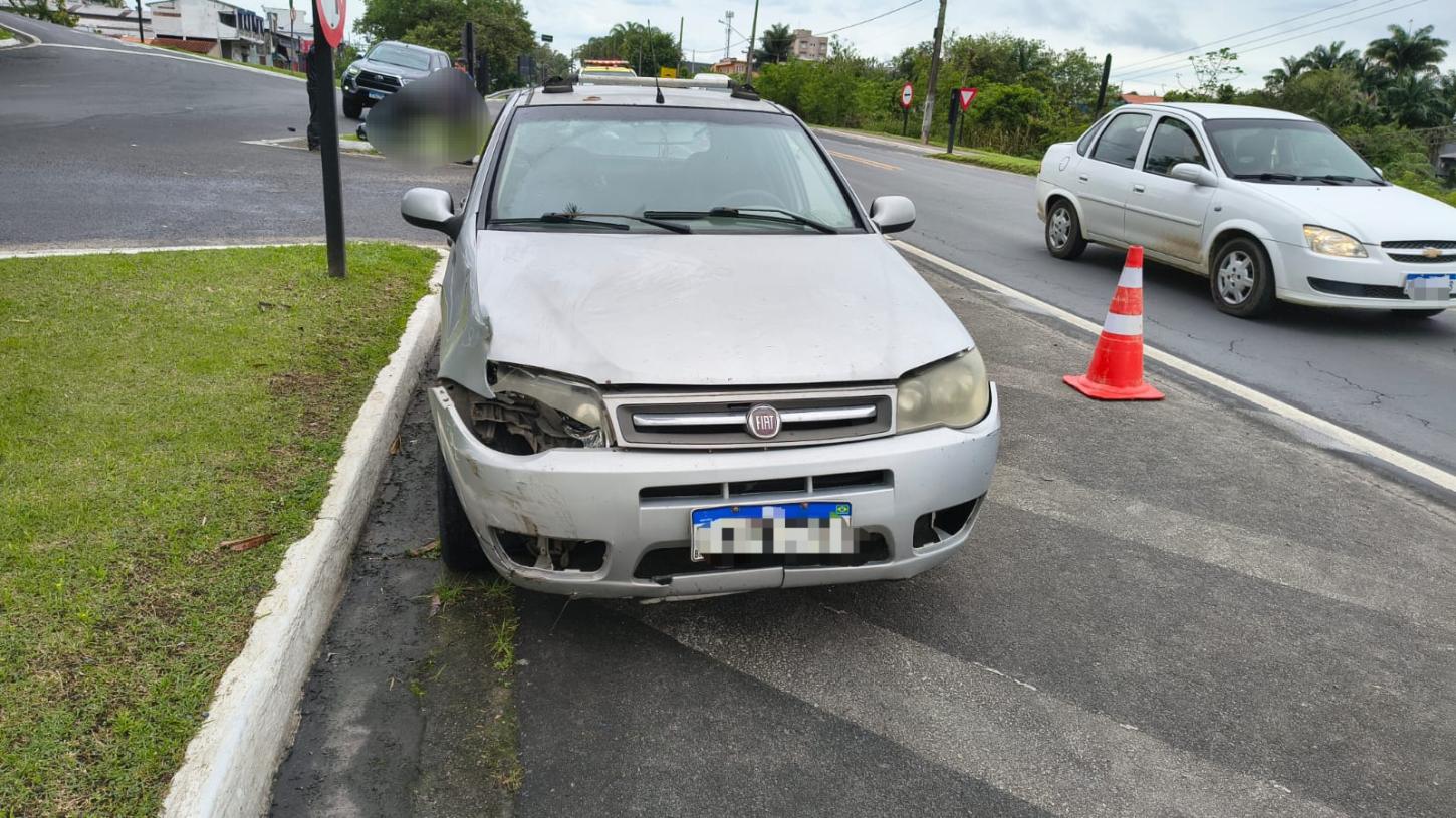 Colisão entre carro e moto deixa um ferido em rodovia de Registro/SP