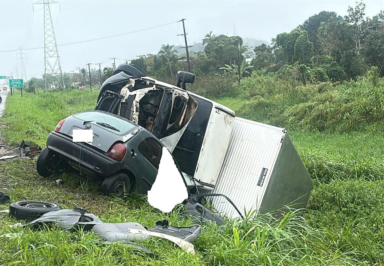 Colisão entre dois veículos é registrado na Rodovia Padre Manoel da Nóbrega, em Peruíbe/SP