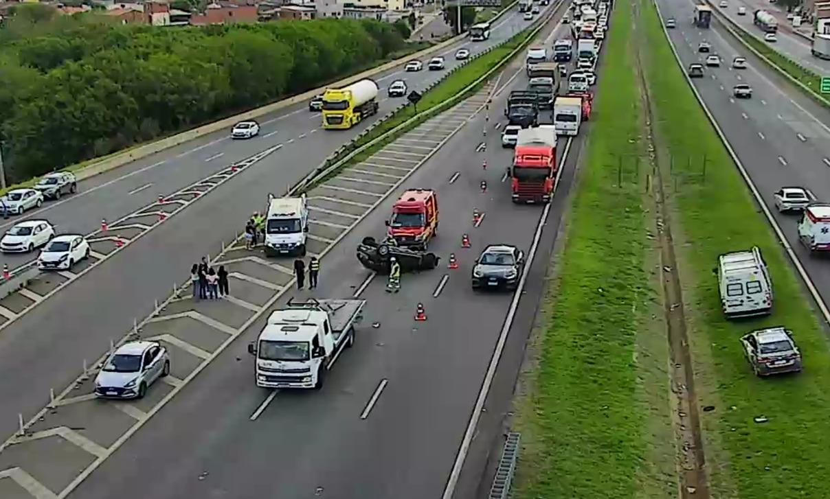 Criança fica gravemente ferida em colisão entre dois carros na Rodovia Dom Pedro I, em Campinas