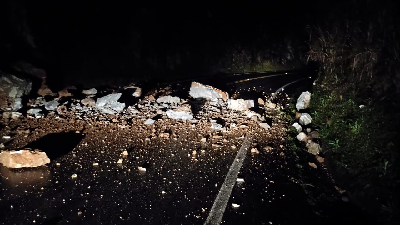 Deslizamento de pedras interdita parcialmente rodovia de acesso, em Barra do Turvo/SP