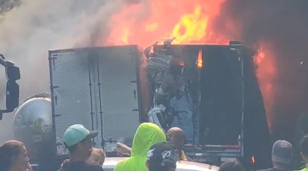 Engavetamento de três veículos causa incêndio e interdita pista da Régis Bittencourt, em Miracatu/SP