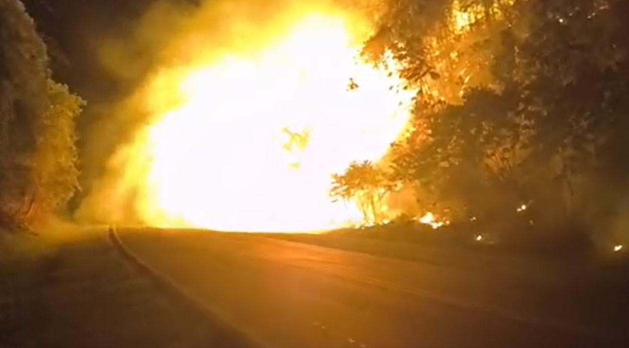 Incêndio em vegetação bloqueia trecho da SP-222, em Iguape/SP