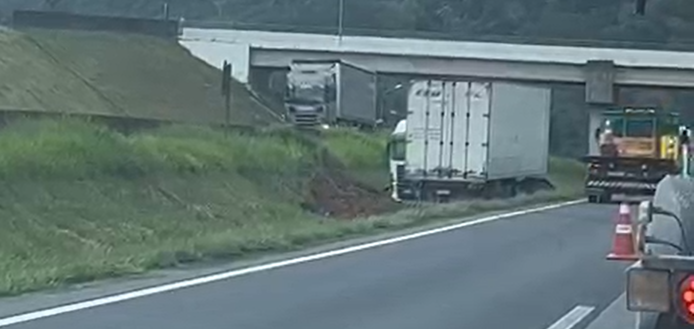 Motorista é flagrado com porção de droga após acidente com carreta na Régis Bittencourt, em Juquiá/SP