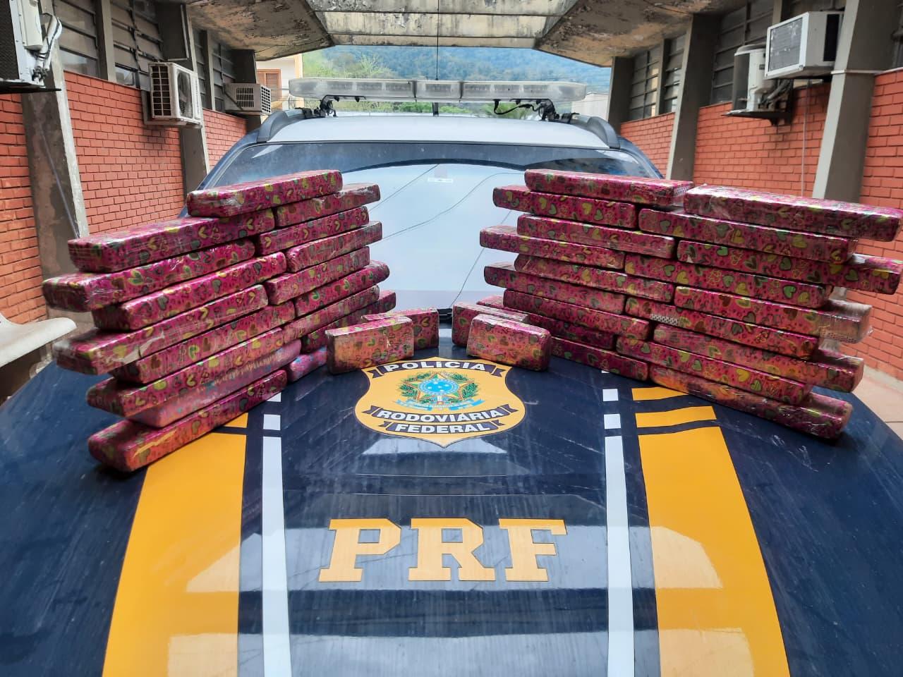 PRF apreende mais de 20 kg de maconha em ônibus na Rodovia Régis Bittencourt