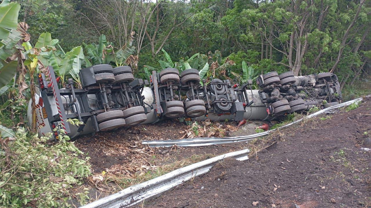Tombamento de carreta tanque é registrado em trecho de serra da Régis Bittencourt