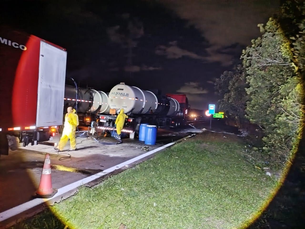Vazamento de ácido clorídrico mobiliza equipes e interdita trecho de rodovia em Peruíbe/SP
