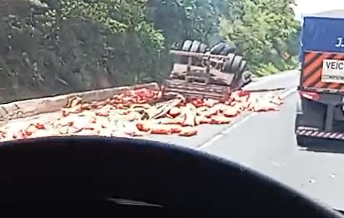 Caminhão com carga de cebola tomba e mercadoria é derramada no trecho da Rodovia Régis Bittencourt