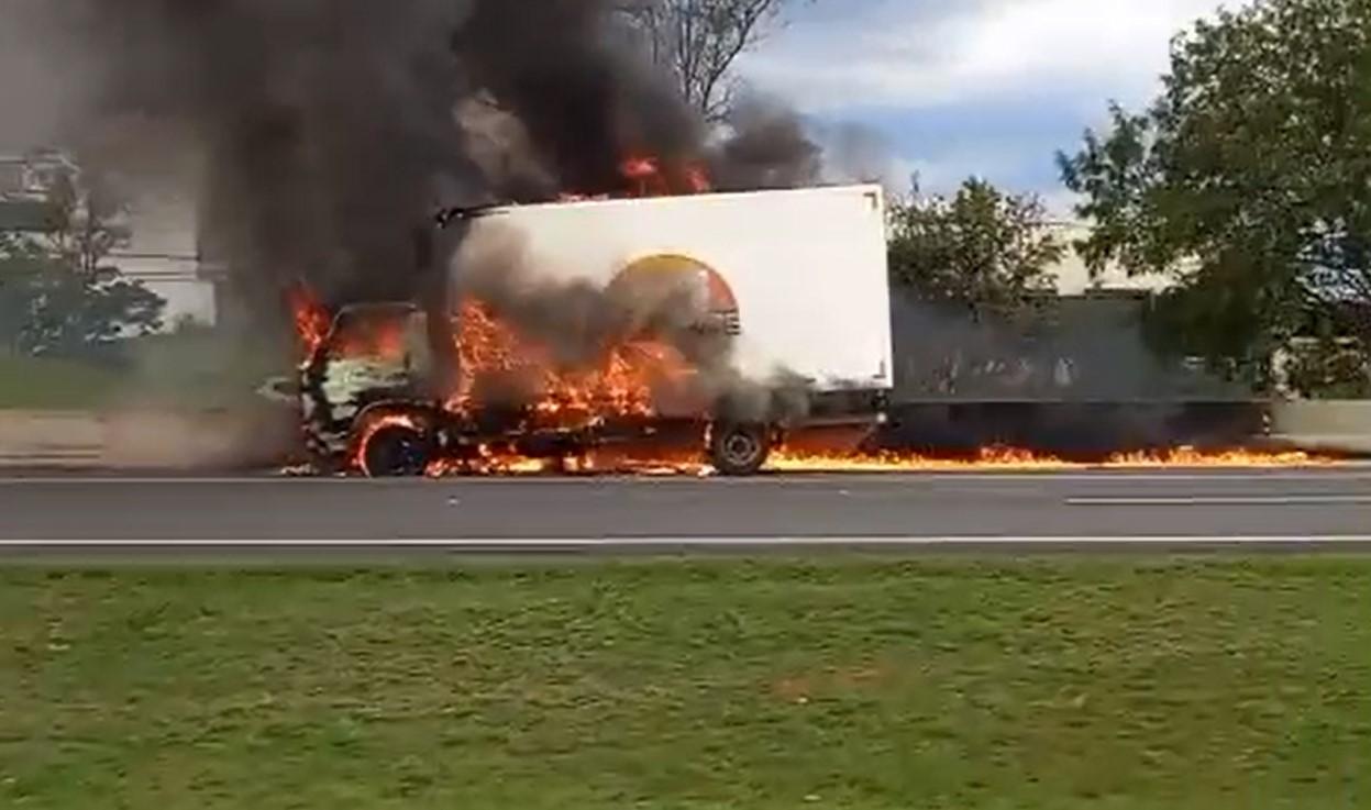 Caminhão frigorífico pega fogo no Anel Viário Magalhães Teixeira, em Valinhos/SP