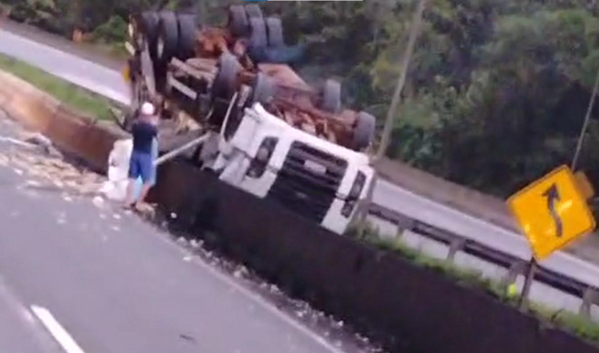 Caminhão tomba na Régis Bittencourt, em Miracatu (SP), e causa congestionamento no trecho