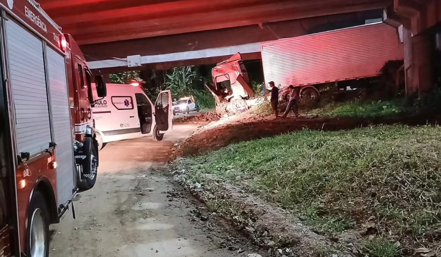Carreta cai de ponte e motorista fica ferido em Registro