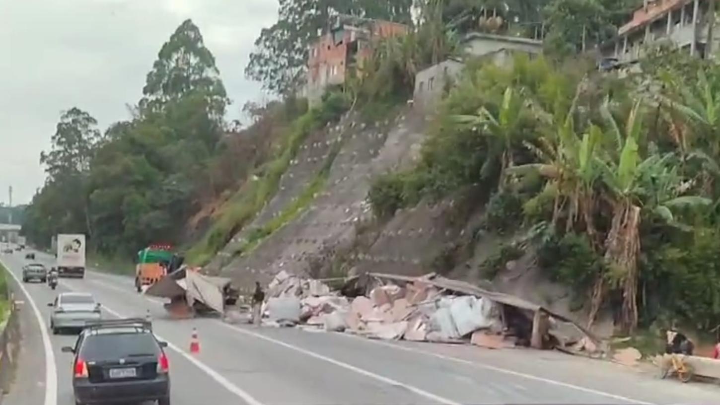 Carreta tomba na Fernão Dias e causa interdição parcial no trecho da capital paulista