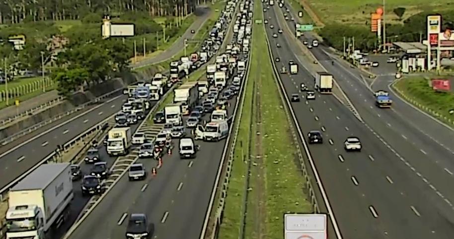 Colisão deixa dois feridos e interdição na Dom Pedro I, em Campinas (SP)