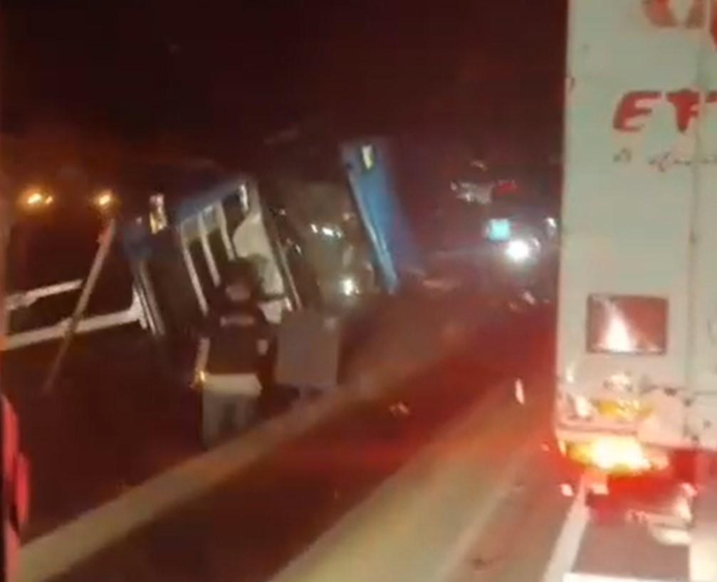 Dois acidentes causam interdições e incêndio na Rodovia Régis Bittencourt