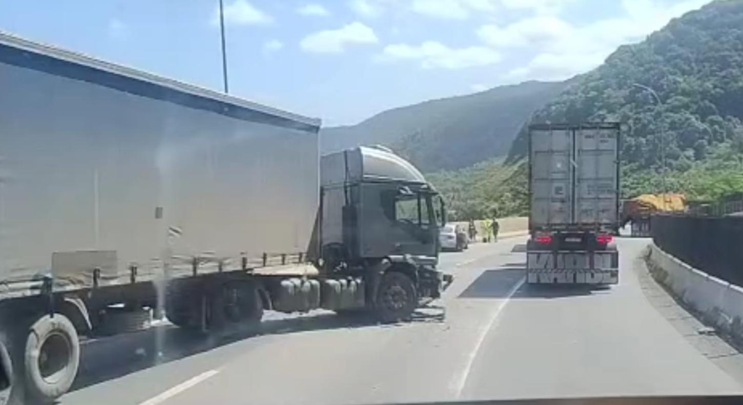 Engavetamento interdita trecho de serra da BR-116, no interior de São Paulo