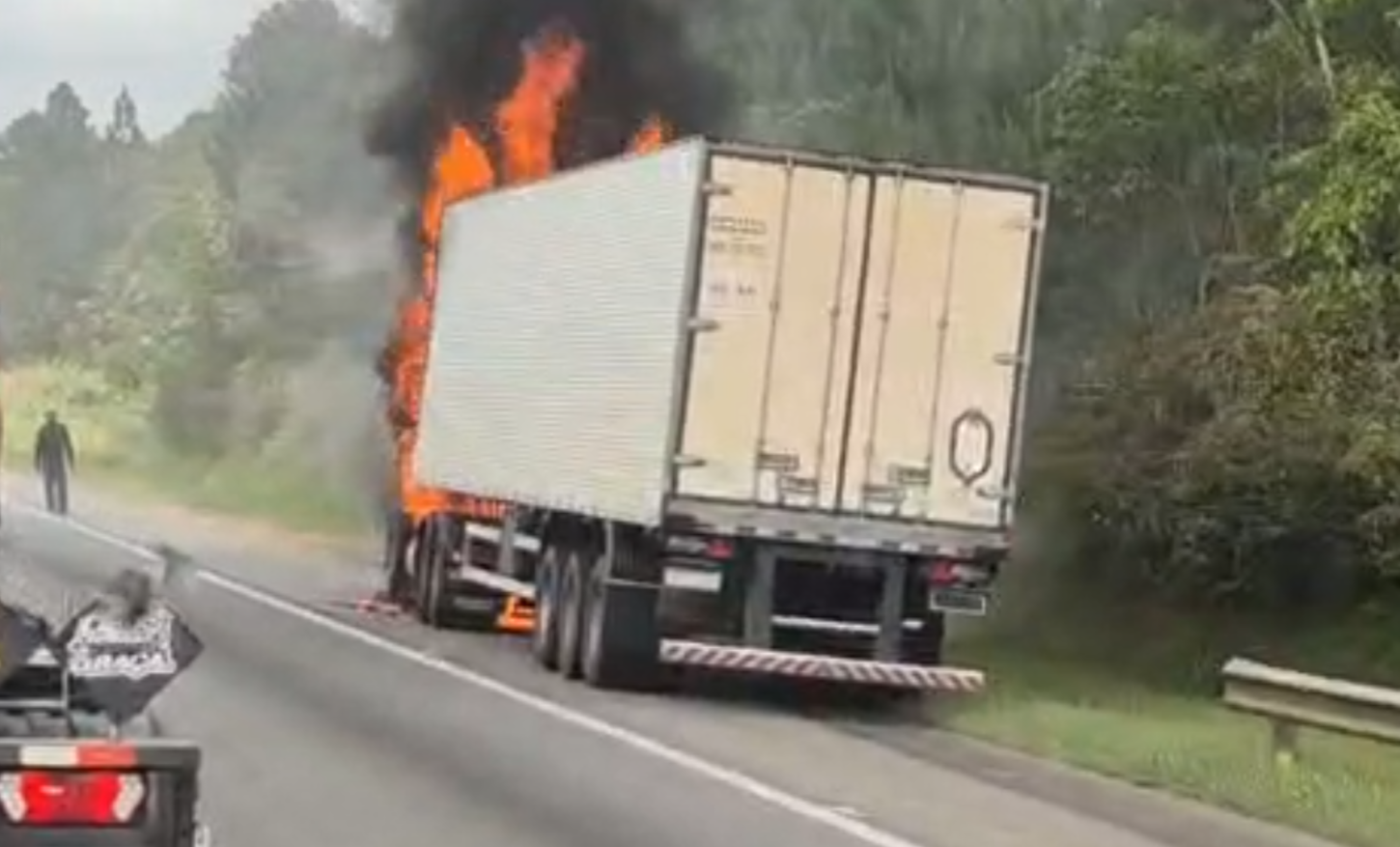 Incêndio em trecho da Rodovia Régis Bittencourt causa bloqueio parcial de pista