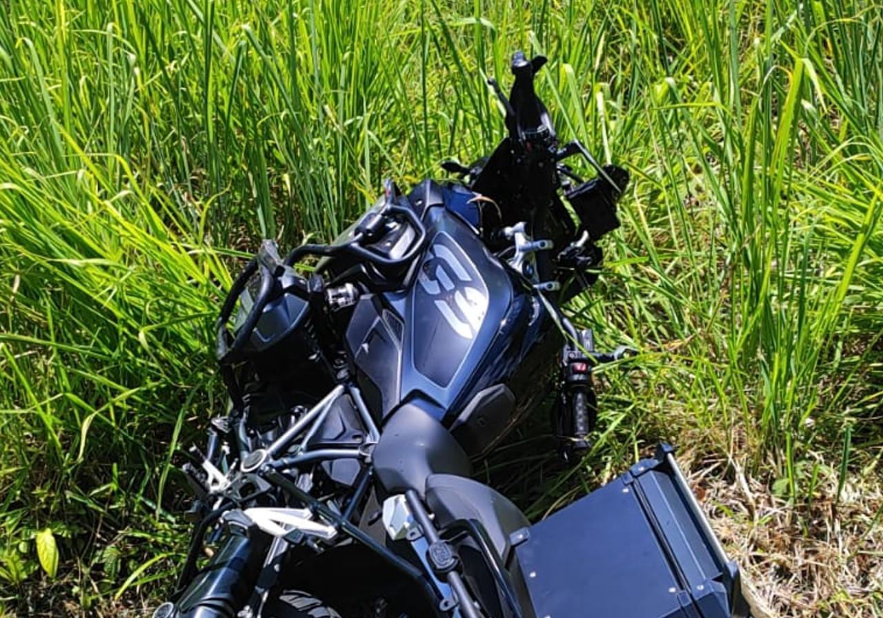 Motociclista fica ferido após colisão em trecho na SP-055, em Pedro de Toledo/SP