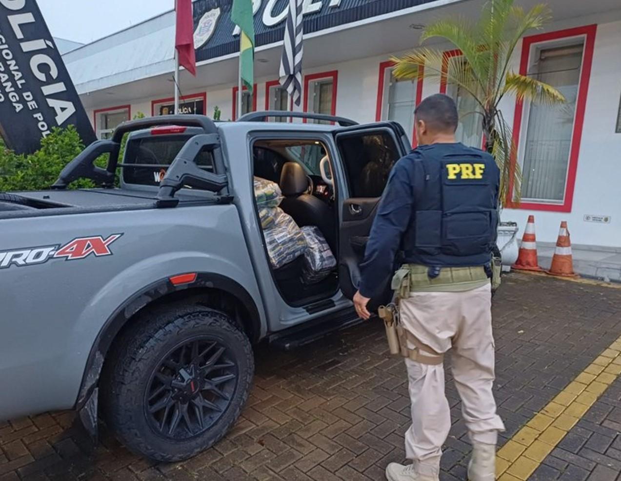 PRF prende três indivíduos por furto de carga após tombamento na Régis Bittencourt