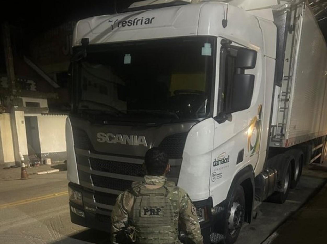 PRF recupera caminhão roubado e resgata caminhoneiro feito refém na Régis Bittencourt