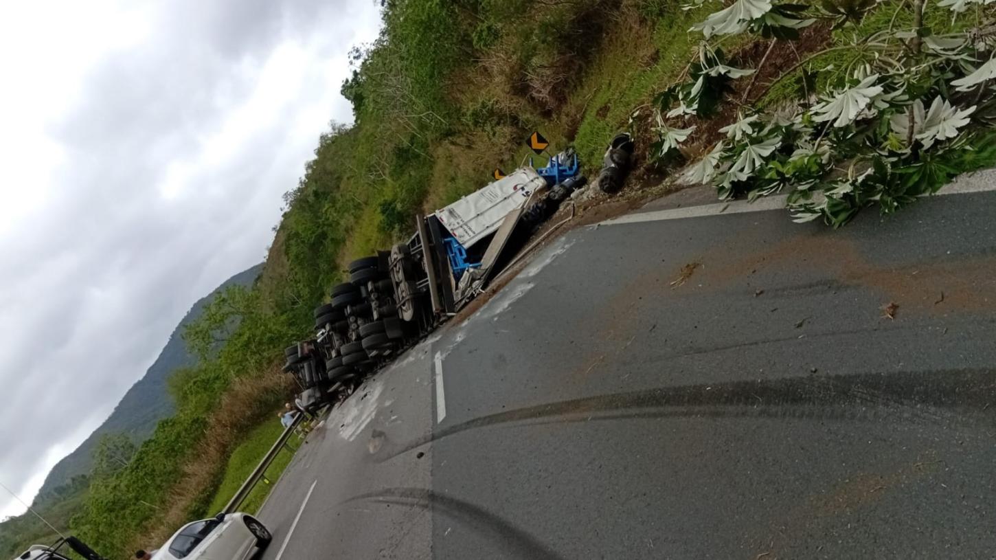 Tombamento causa derramamento de carga e interdição da via, em Cajati/SP