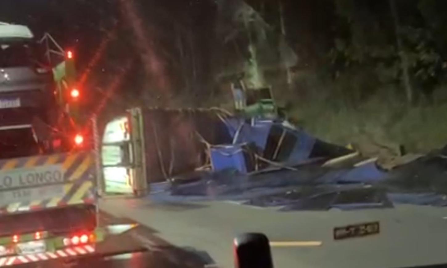 Tombamento de caminhão provoca lentidão na BR-116, em São Lourenço da Serra/SP