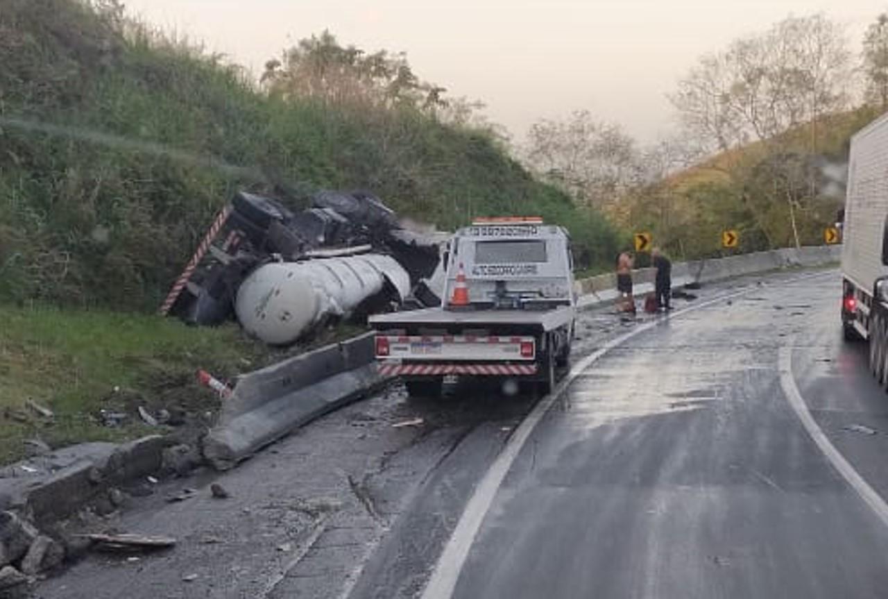 Tombamento de carreta deixa motorista gravemente ferido na Régis Bittencourt, em Cajati/SP