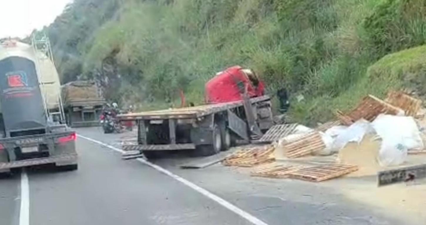 Acidente com veículo de carga causa derramamento de açúcar na Régis Bittencourt, em Cajati/SP