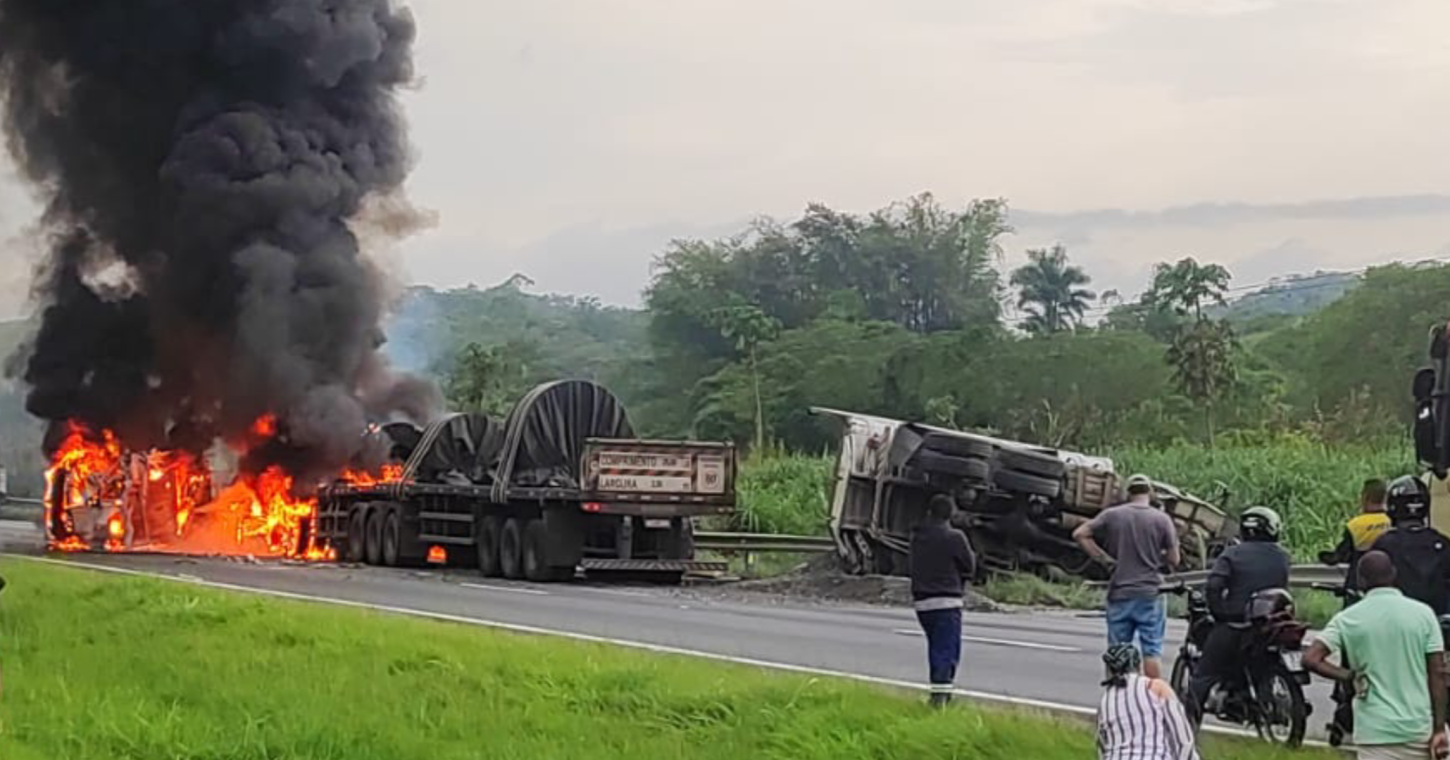 Acidente provoca explosão e incêndio em um dos veículos envolvidos, em Registro/SP