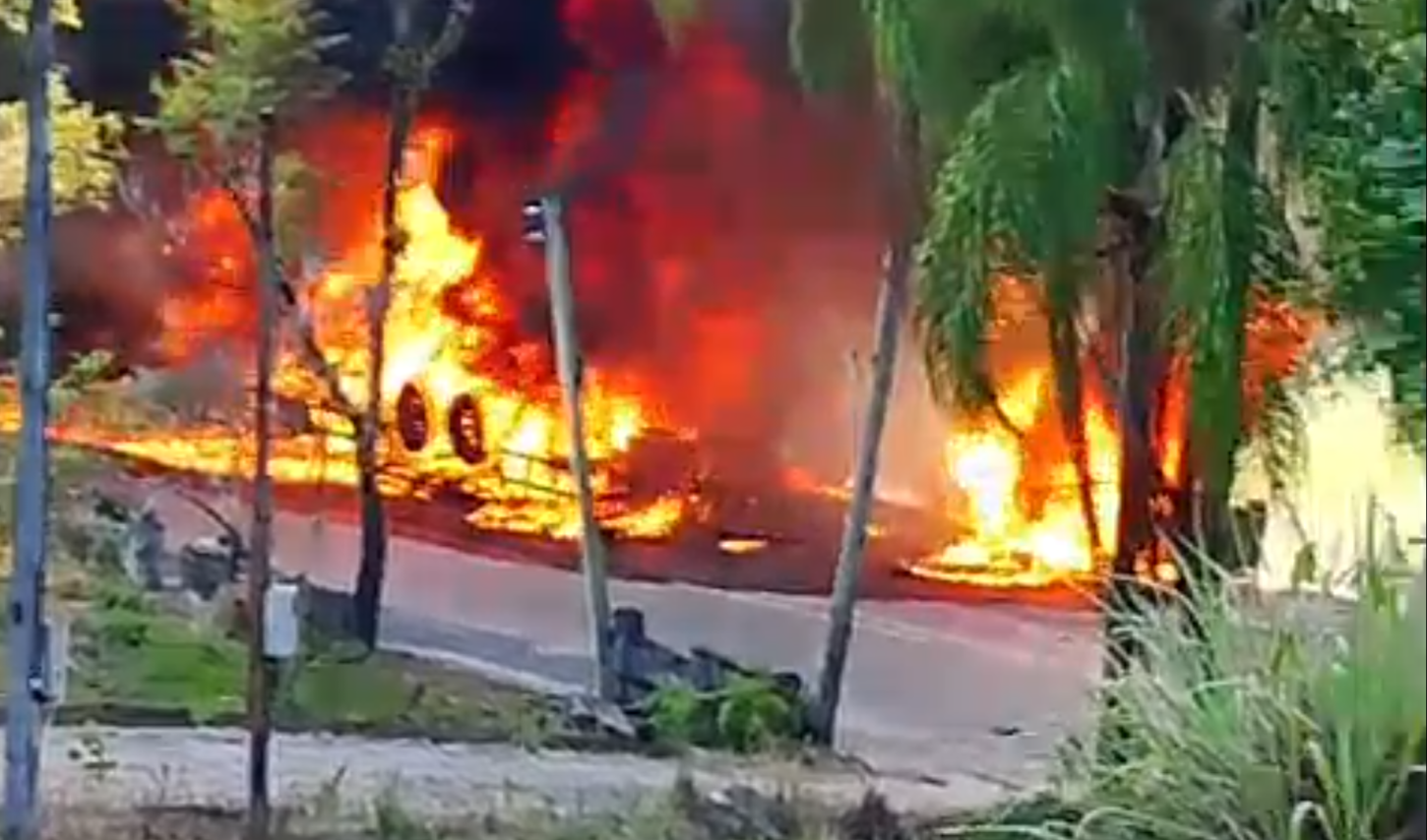 Caminhão tomba e pega fogo na SP-250, em Ribeira/SP
