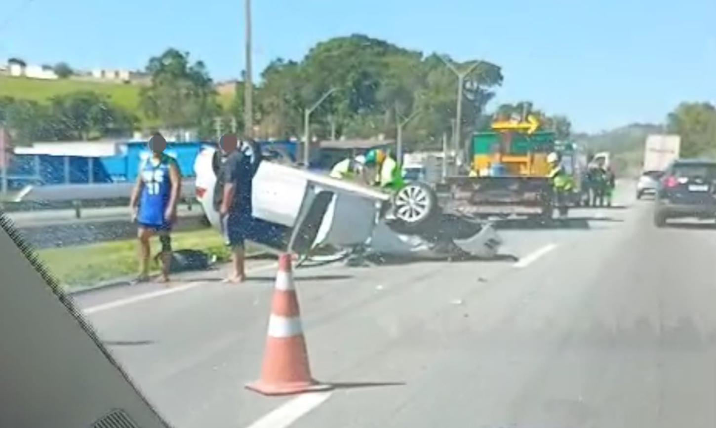 Capotamento causa interdição parcial e congestionamento em Atibaia/SP