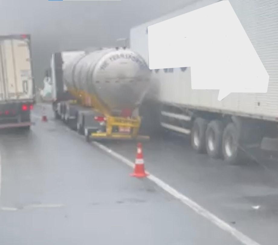 Colisão lateral deixa um ferido e interdição em trecho da Rodovia Régis Bittencourt