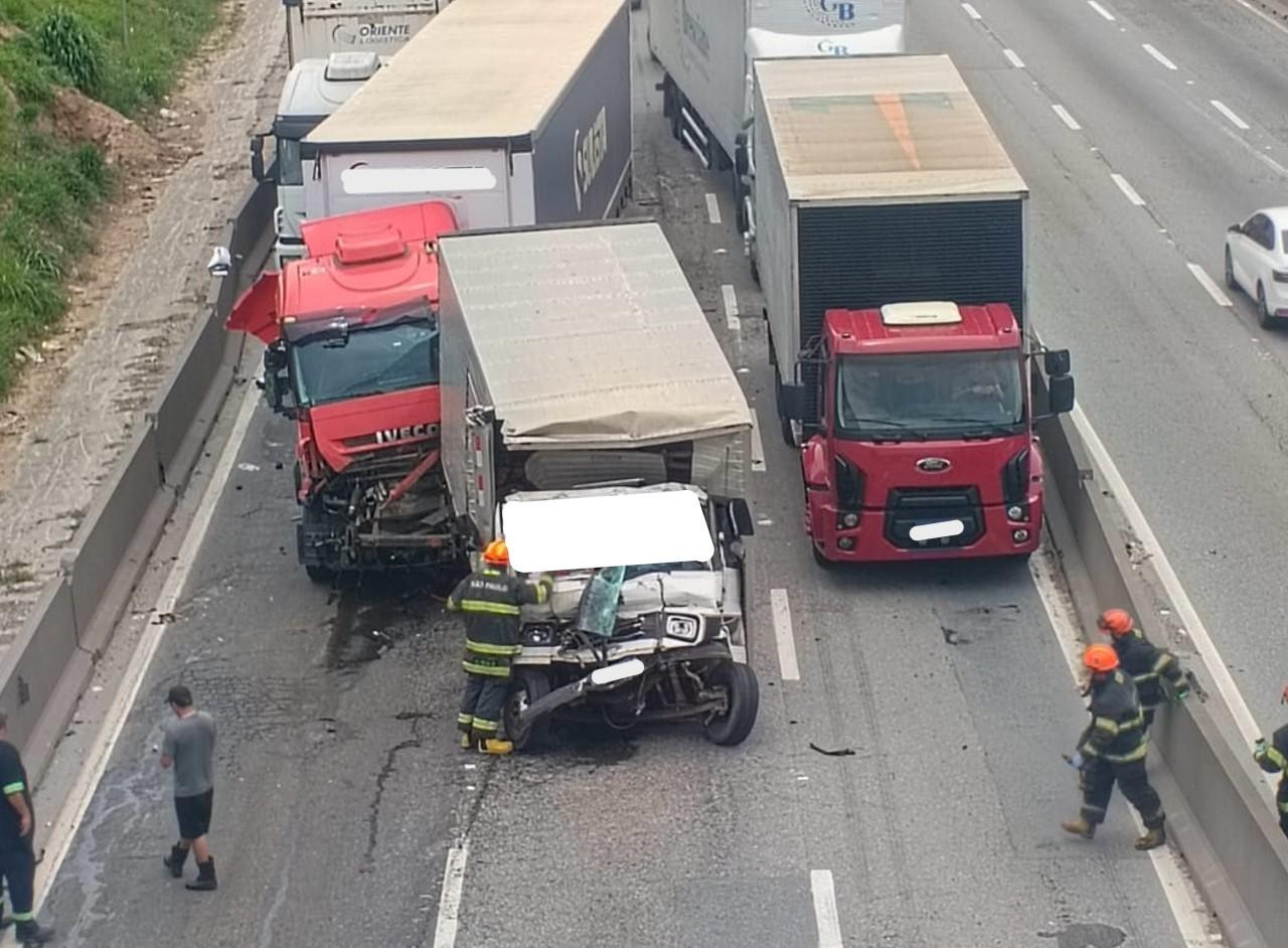 Engavetamento deixa feridos e interdição na Fernão Dias, em São Paulo/SP