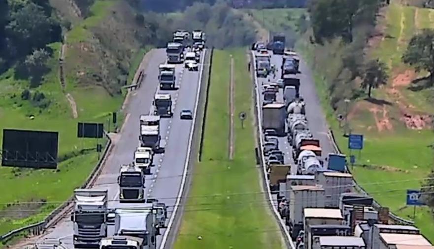 Engavetamento entre caminhões causa fila em trecho da Dom Pedro I