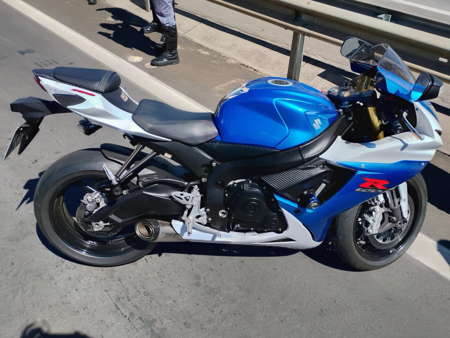 Motociclista morre após perder o controle e atingir defensa metálica na D. Pedro I